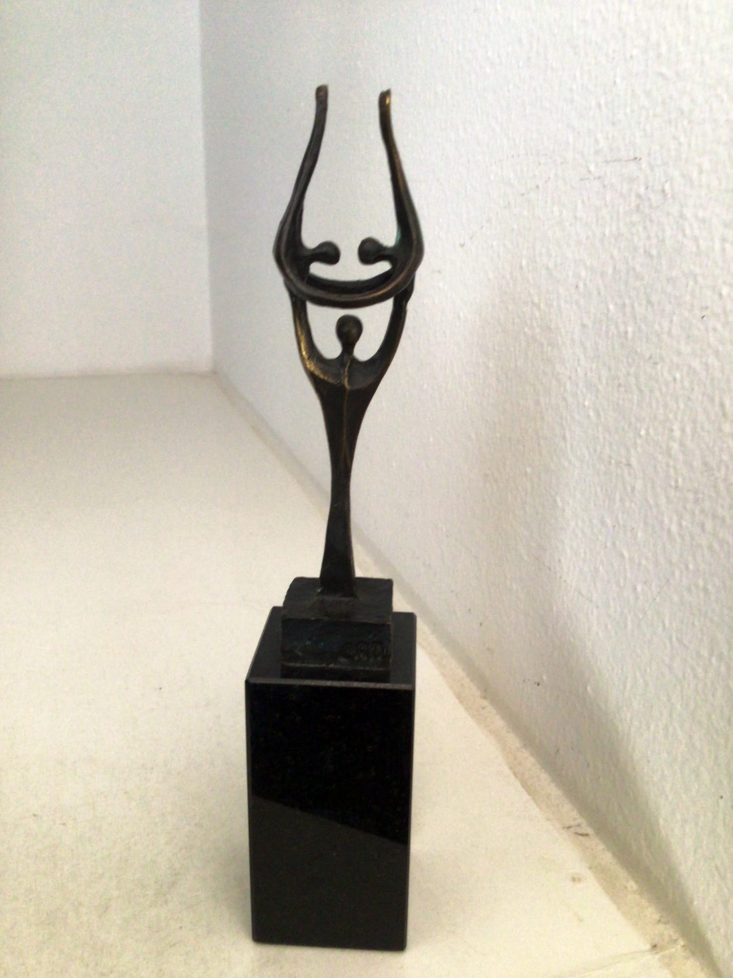 Corry Ammerlaan - Sculptuur “ Elkaar op handen dragen “ Gesigneerd kopen? Bied vanaf 1!