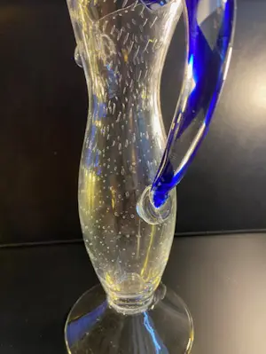 Borek Sipek - Mondgeblazen glazen schenkkannetje met luchtbellen en blauwe handgreep kopen? Bied vanaf 65!