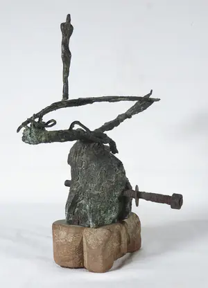 Ad Arma - Karakteristiek bronzen beeld met ijzer op stenen voet kopen? Bied vanaf 350!