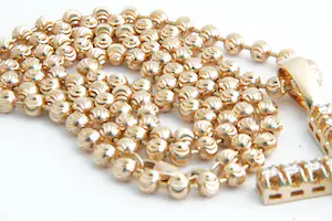 71 - Fraai 18 krt  roségouden collier en grote diamanten kruishanger (ca. 2 ct) kopen? Bied vanaf 1860!