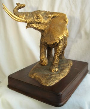 Anthony J. Jones - Bronzen beeld , The Golden Elephant – op houten voetstuk - 4922 gram kopen? Bied vanaf 225!