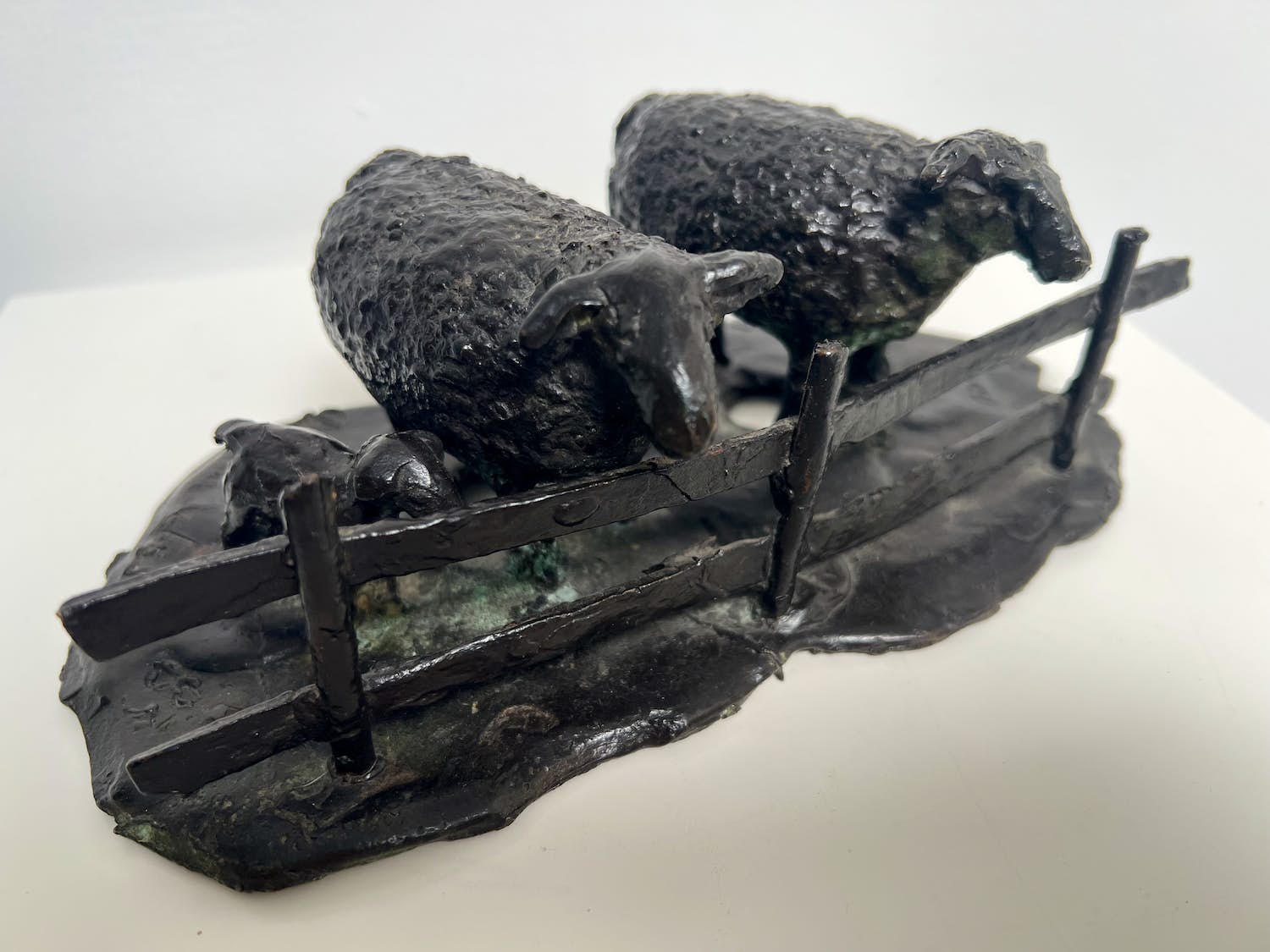 Adri de Waard - Bronzen sculptuur | 'Schaapjes achter een hek' kopen? Bied vanaf 1!