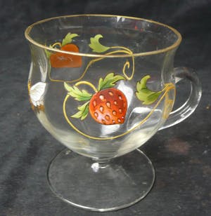 Niet of onleesbaar gesigneerd - Henkelbecher des Biedermeier aus Glas, um 1850, handbemalt kopen? Bied vanaf 1!