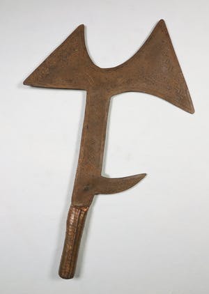 Kota - IJzeren werpmes en tevens betaalmiddel met houten en koperen heft kopen? Bied vanaf 1!