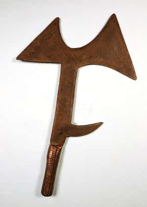 Kota - IJzeren werpmes en tevens betaalmiddel met houten en koperen heft verkocht voor € 1!