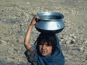 Jan Banning - Grote ingelijste foto , “Voorbereidingen voor een operatie, Cambodja” kopen? Bied vanaf 75!
