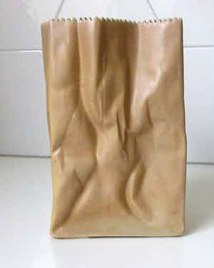 Tapio Wirkkala - Steengoed Pop Art "Papieren zak vaas" voor Rosenthal verkocht voor € 60!