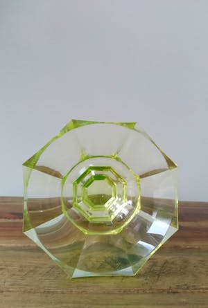 Niet of onleesbaar gesigneerd - 8-kantige vintage vaas van uraniumglas kopen? Bied vanaf 1!