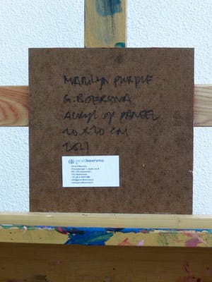 Gerard Boersma - Marilyn Purple (Vrouw kijkend naar portret Marilyn Monroe van Andy Warhol) kopen? Bied vanaf 75!