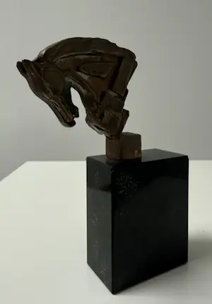 Buy Eric Claus - bronzen sculptuur | 'Gebogen paardenhoofd'? Bid from 200!