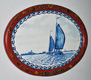 Koninklijke Tichelaar Makkum - ovalen handbeschilderde plaque met scheepjes - Hindelooper lijst kopen? Bied vanaf 65!