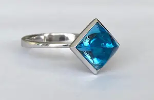 Witgouden 18 kt ring met topaas en diamanten kopen? Bied vanaf 750!