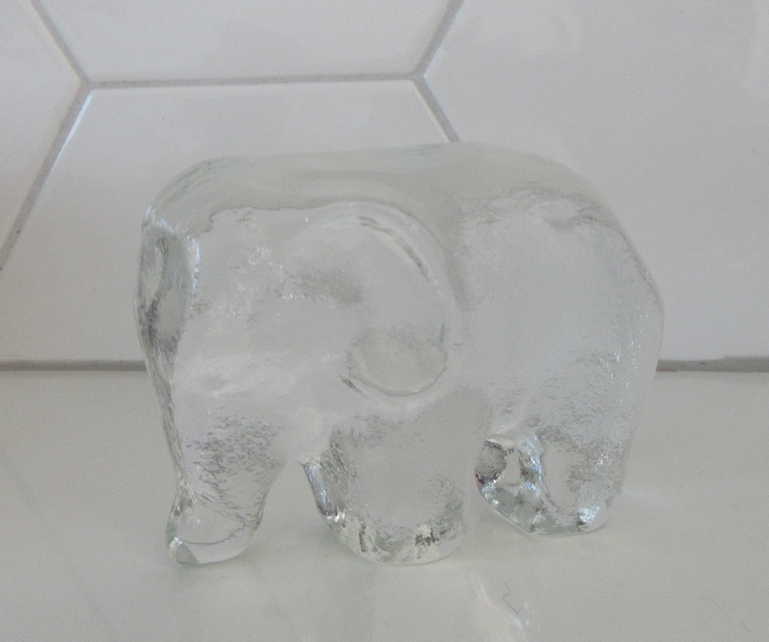 Niet of onleesbaar gesigneerd - Blank glazen presse papier Olifant kopen? Bied vanaf 1!