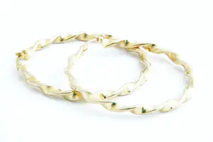 47 - 1 vrijwel nieuw paar geel-gouden 18 Krt oorringen  - gedraaid Creolen model kopen? Bied vanaf 270!