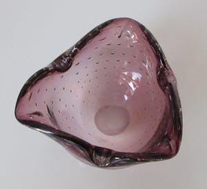 Niet of onleesbaar gesigneerd - Paarse Murano glazen asbak met Bullicante (luchtbellen) techniek kopen? Bied vanaf 1!