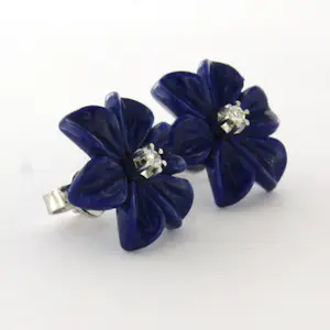 18k gouden oorknoppen met bloemvorm lapis lazuli en briljant geslepen diamant kopen? Bied vanaf 230!