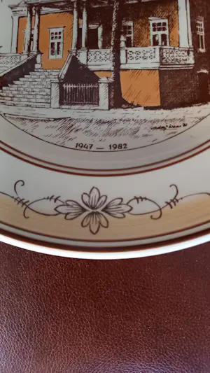 Plateelbakkerij Zenith - Wandbord villa Fatum Paramaribo 1947-1982 gesigneerd Eddy Waas kopen? Bied vanaf 25!