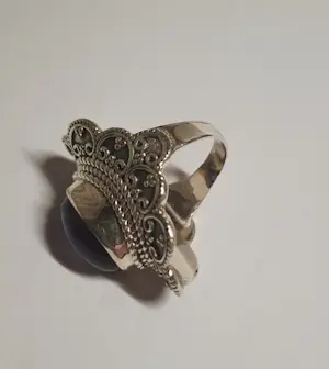 Nieuwe  fijn bewerkte  zilveren ring met  cabochon  paarse amethist steen. kopen? Bied vanaf 65!