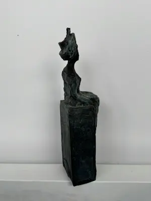 Mieke Oldenburg - Brons, Zittend vrouwfiguur kopen? Bied vanaf 300!