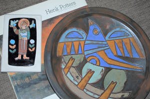 Henk Potters - Keramisch bord+Tegel+Gesign. boekwerk: 'Henk Potters, Kunstschilder en Keramist' kopen? Bied vanaf 40!