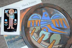 Henk Potters - Keramisch bord+Tegel+Gesign. boekwerk: 'Henk Potters, Kunstschilder en Keramist' verkocht voor € 40!