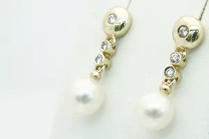 13 - Elegant paar 14krt geel- gouden oorstekers met diamantjes en parels kopen? Bied vanaf 310!