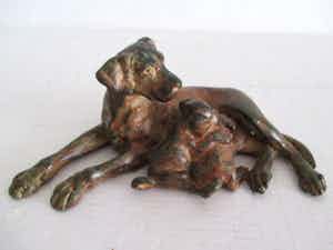 Pierre Chenet - Bronzen beeld van 3 liggende honden verkocht voor € 60!