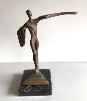 Judith Braun - Sculptuur “ De Engelbewaarder “ kaufen? Bieten Sie von 79!