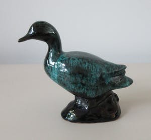 Niet of onleesbaar gesigneerd - Blue Mountain Pottery - Beeldje van een eend en een olifant kopen? Bied vanaf 1!