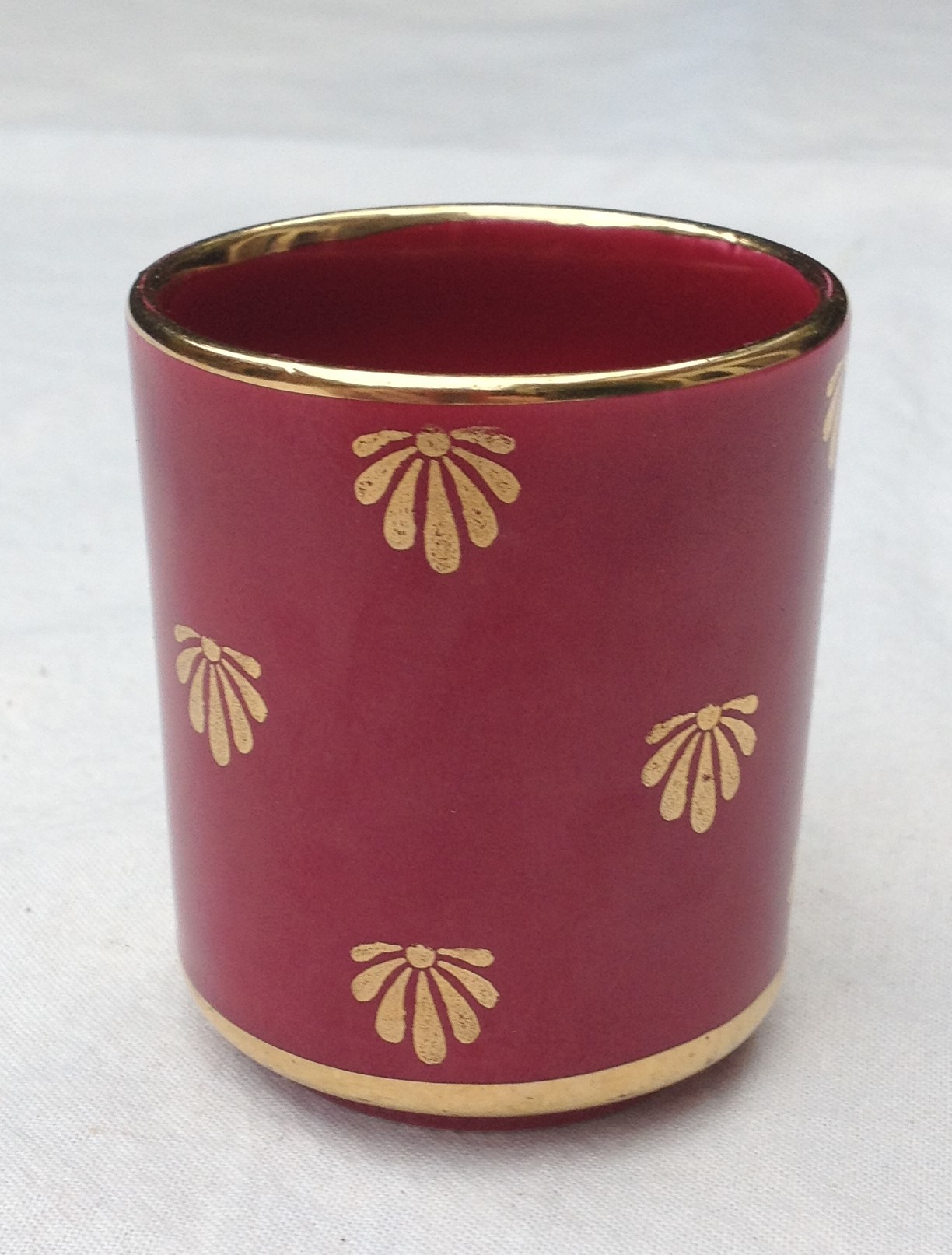 Upsala-Ekeby - Sigarettenbeker decor Rubin ontwerp Arthur Percy kopen? Bied vanaf 8!