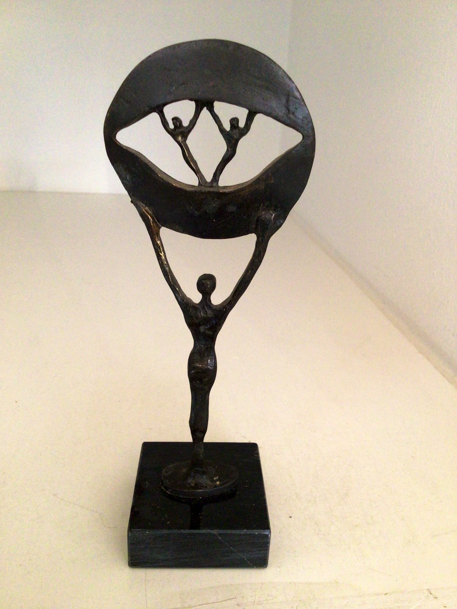 Corry Ammerlaan - Sculptuur “ Elkaar op handen dragen “ kopen? Bied vanaf 1!