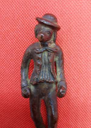 Een netjes geklede man met hondenhoofdje en bolhoed verkocht voor € 1!