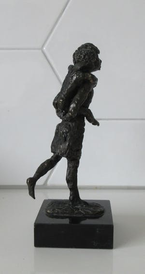 Astrid Veldhuyzen-Koppen - Bronzen Beeld Rennende moeder met kind op haar rug kopen? Bied vanaf 48!