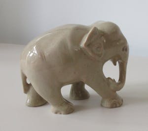 Niet of onleesbaar gesigneerd - Modernistisch aardewerken plastiek van een olifant kopen? Bied vanaf 1!