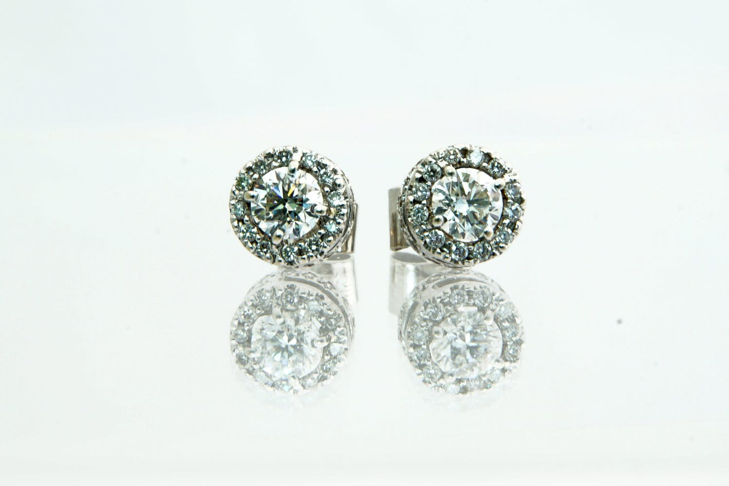 90 -  Paar exclusieve 14 Kt witgouden en ca. 1.20crt diamanten rozet oorstekers kopen? Bied vanaf 1430!
