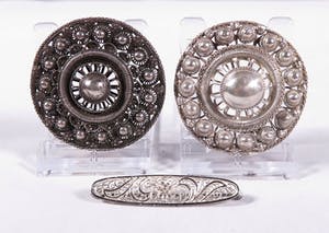 Zilver - 2 zeeuwse grote platte knopen + speldje kopen? Bied vanaf 40!