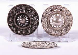 Zilver - 2 zeeuwse grote platte knopen + speldje verkocht voor € 40!