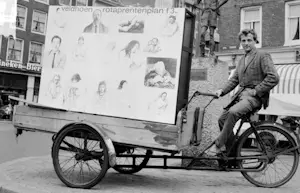 Aat Veldhoen - Twee Nonnen in Trein rotaprint kopen? Bied vanaf 25!