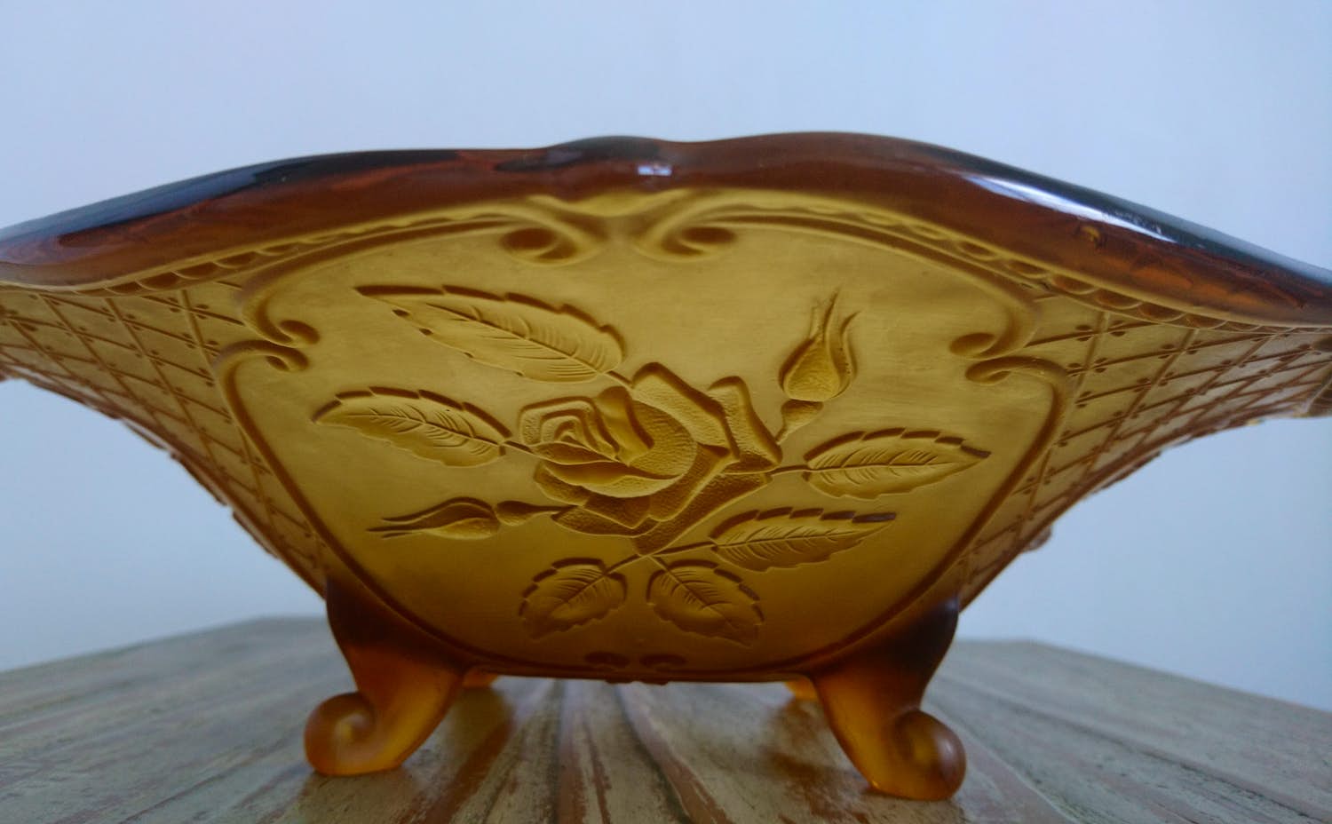 Niet of onleesbaar gesigneerd - Amber gesatineerde persglas fruitschaal kopen? Bied vanaf 1!