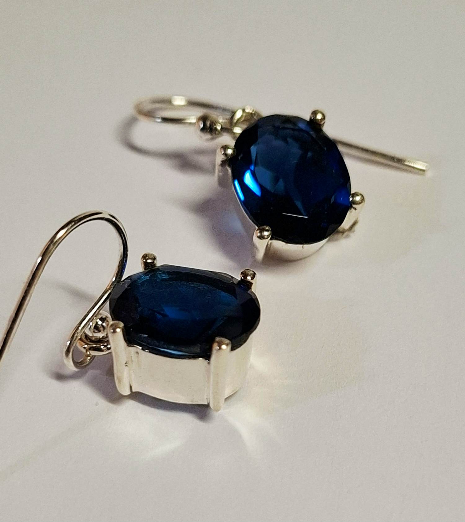 Nieuwe  zilveren oorbellen met blauwe facet geslepen saffier kopen? Bied vanaf 50!