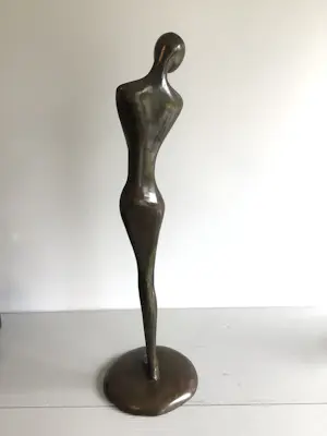 Niet of onleesbaar gesigneerd - Sculptuur “ Elegantie “ gesigneerd kopen? Bied vanaf 10!