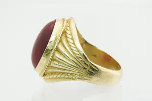 32- Grote Surinaamse mooi bewerkte 18 krt geel gouden kleursteen (rood) ring kopen? Bied vanaf 500!