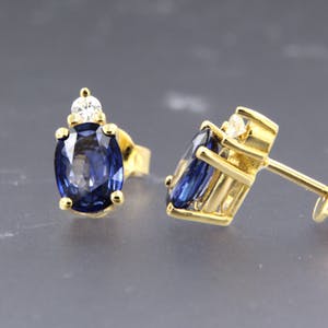 18K Goud - geelgouden oorbellen bezet met saffier en 0.12 ct diamant kopen? Bied vanaf 380!
