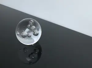 Floris Meydam - GESIGNEERDE GLAZEN MASSIEVE BOL MET INGESLOTEN LUCHTBELLEN. kopen? Bied vanaf 49!