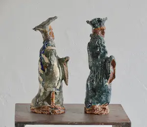 Couzijn van Leeuwen - 2 keramisch geglazuurde chinese beeldjes kopen? Bied vanaf 400!