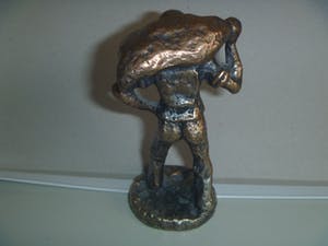 Niet of onleesbaar gesigneerd - fraai bronzen beeldje van havenarbeider met een zak op schouder kopen? Bied vanaf 1!