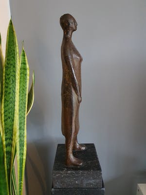 Robert Bosari - Bronzen beeld van staande dame kopen? Bied vanaf 1395!