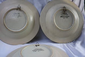 Niet of onleesbaar gesigneerd - Drie Prachtige Keramische Zeer Oude Borden gemaakt in Talaverda (Spanje) en Ver kopen? Bied vanaf 1!