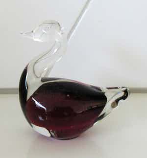 Pfeiffer - Kristallen figuurtje van een zwaan met paarse ingesloten glaspoeders verkocht voor € 18!