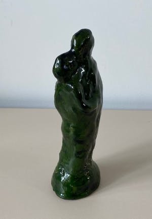 Niet of onleesbaar gesigneerd - Groen aardewerken figuur verliefd stel kopen? Bied vanaf 1!